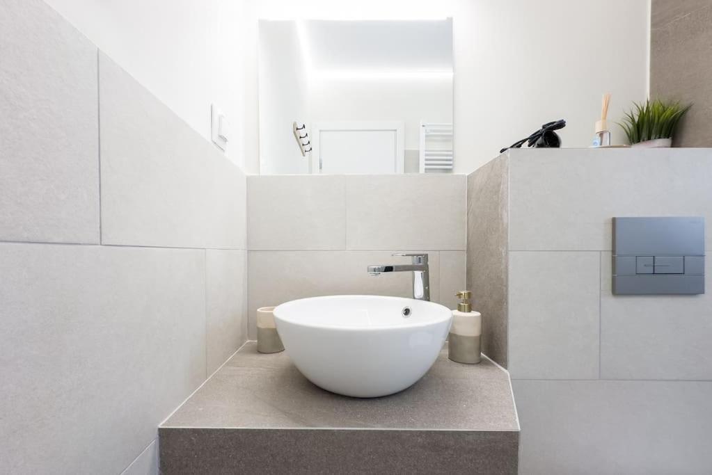 Three Bedroom Stylish Next To Acropolis Apartment Athen
