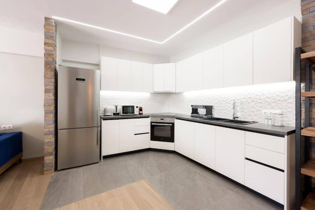 Three Bedroom Stylish Next To Acropolis Apartment *
