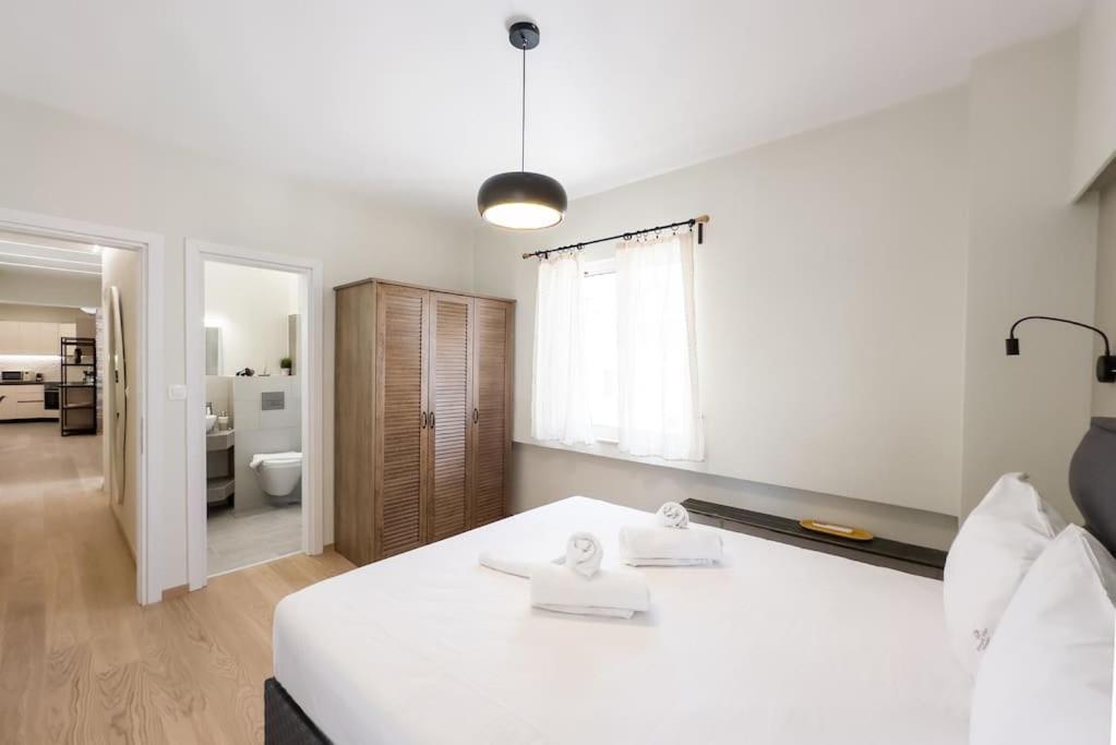 Three Bedroom Stylish Next To Acropolis Apartment Athen