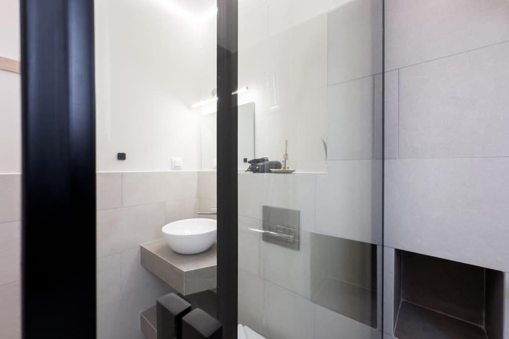 Three Bedroom Stylish Next To Acropolis *
