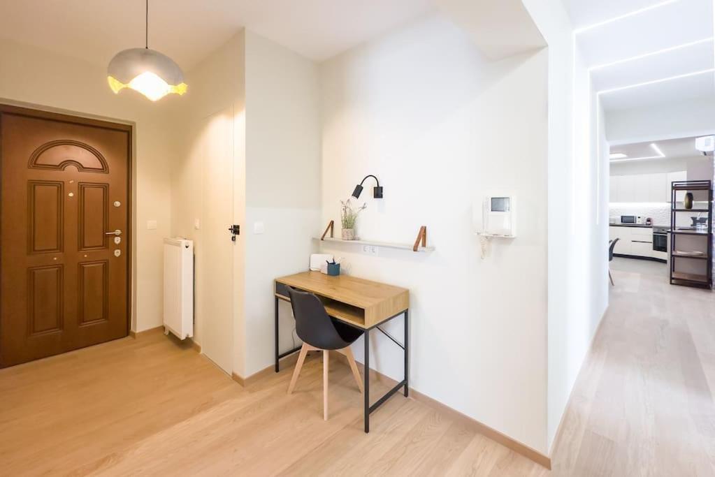 Three Bedroom Stylish Next To Acropolis Apartment