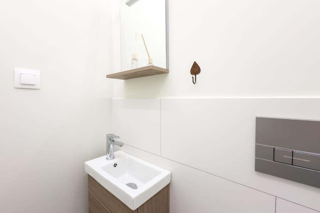Three Bedroom Stylish Next To Acropolis *