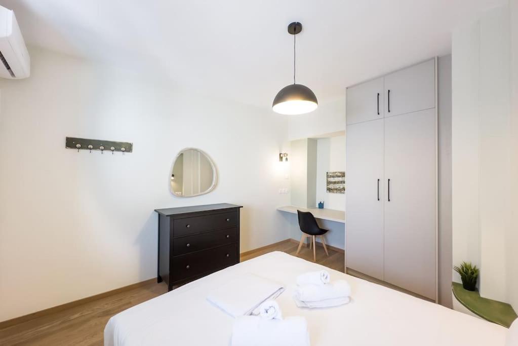 Three Bedroom Stylish Next To Acropolis Apartment