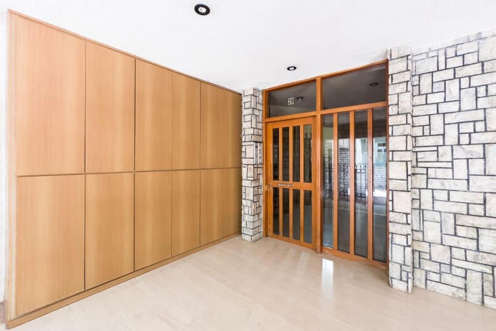 Three Bedroom Stylish Next To Acropolis Apartment