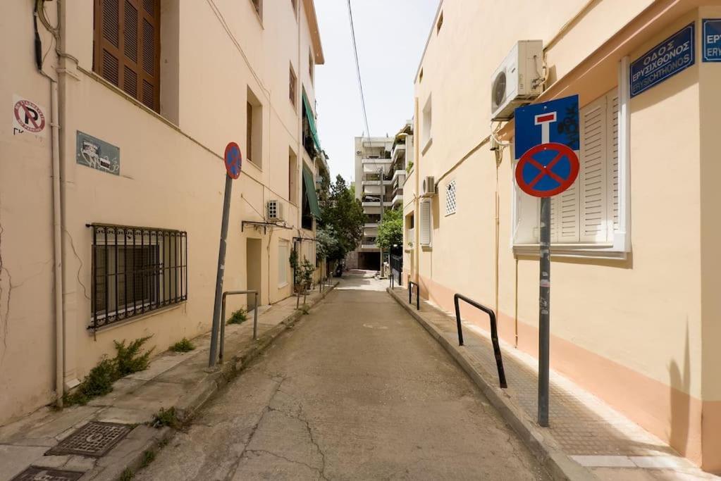 Three Bedroom Stylish Next To Acropolis Apartment